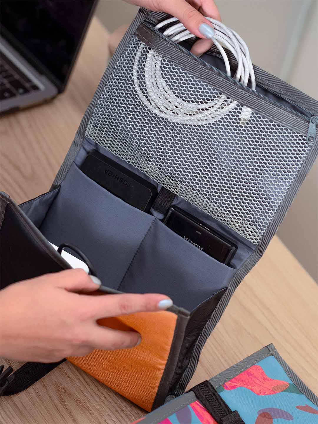 Divisiones interiores Organizador de Cables y Gadgets Abierto
