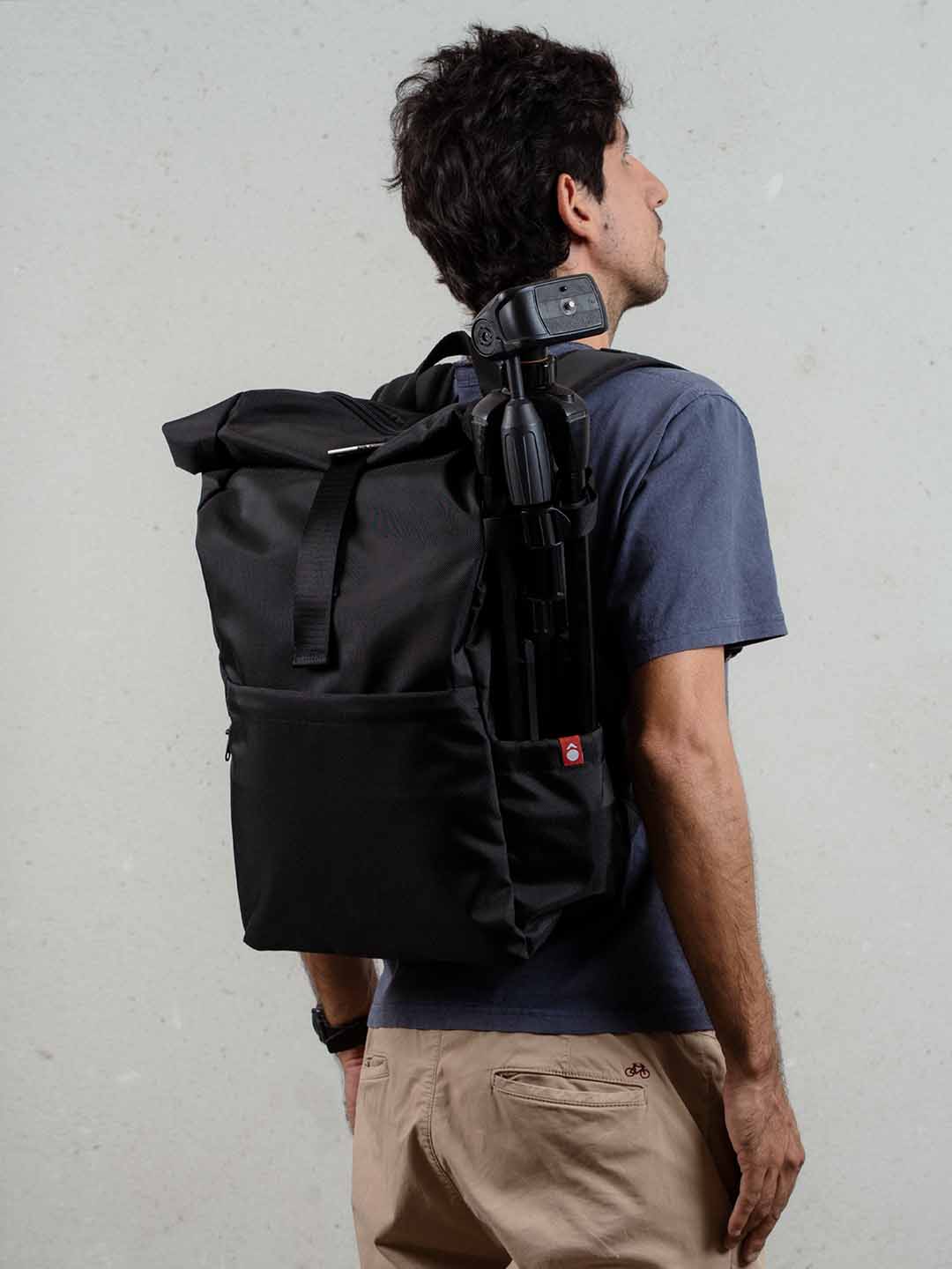 Hombre de Espaldas Usando Morral para Cámara