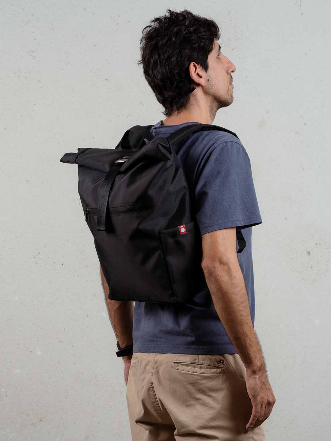 Hombre de espaldas usando Morral Rolltop Mont 20L