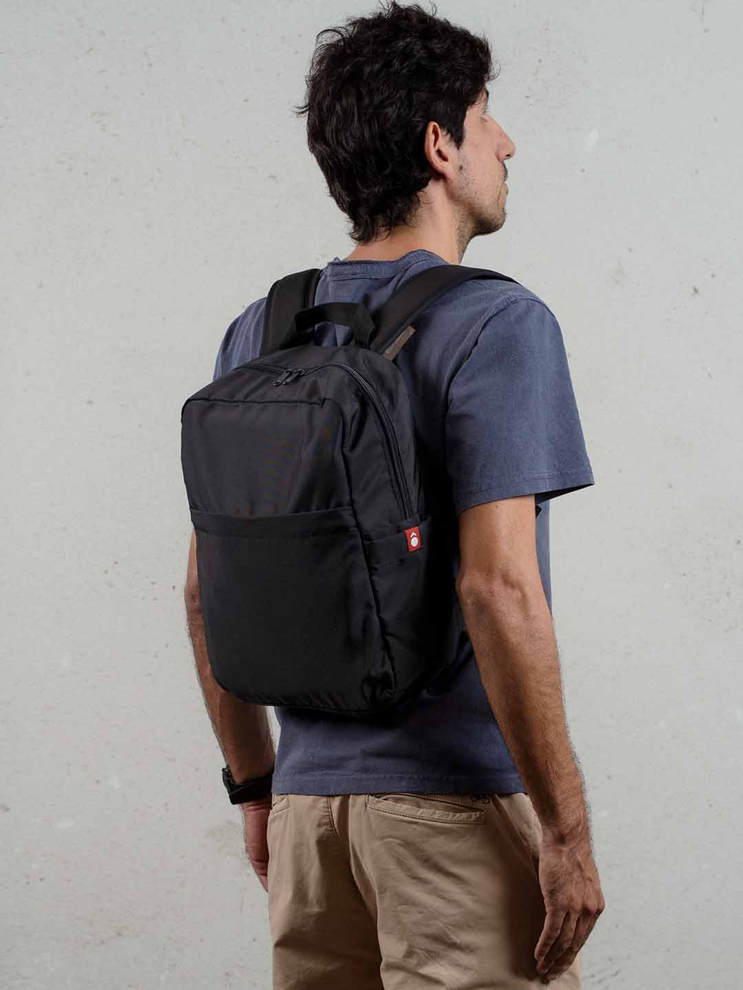 Hombre de espaldas usando Morral compacto Mont 11L