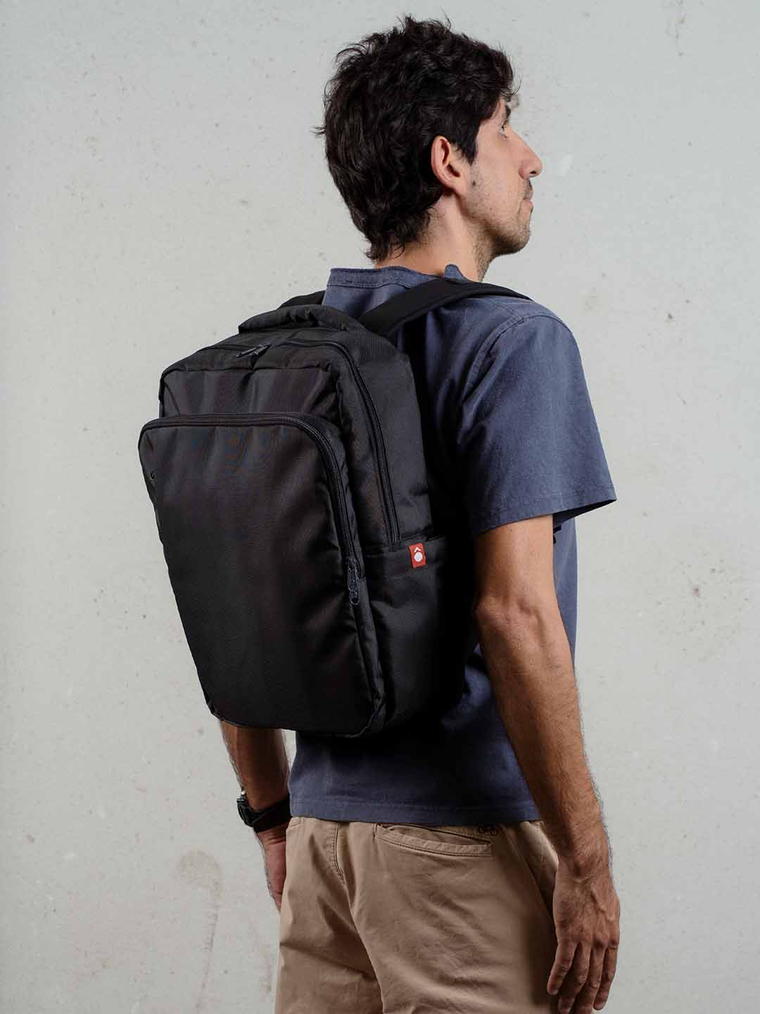 Hombre de espaldas usando Morral porta laptop worker Mont 