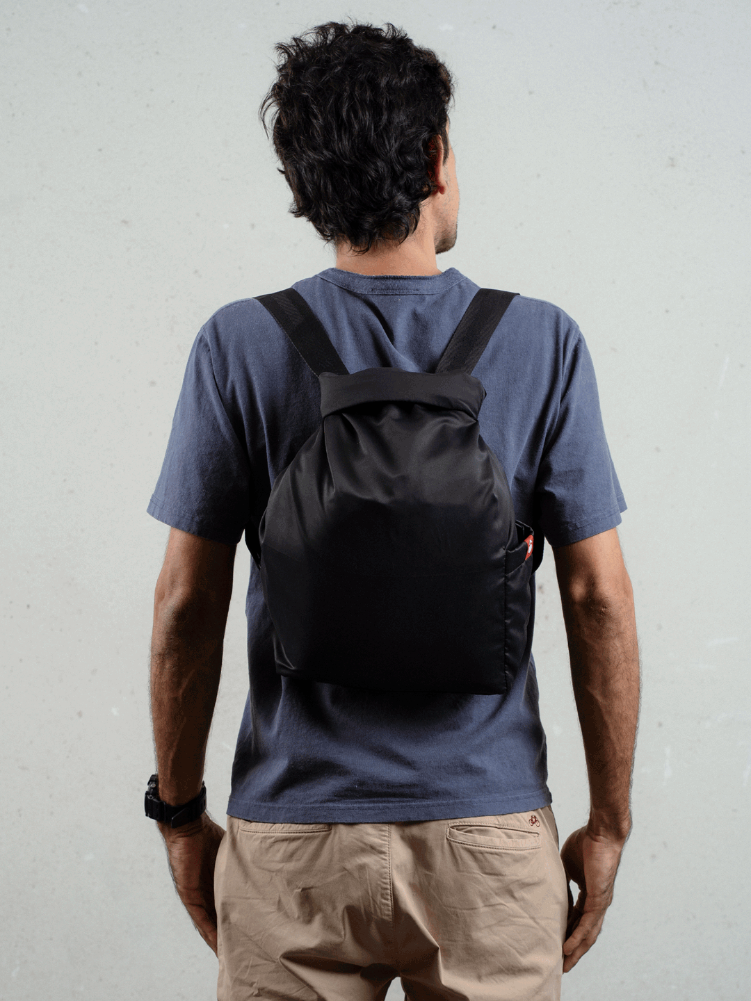 Hombre de espaldas usando Tula Ligera Enrollable Mont