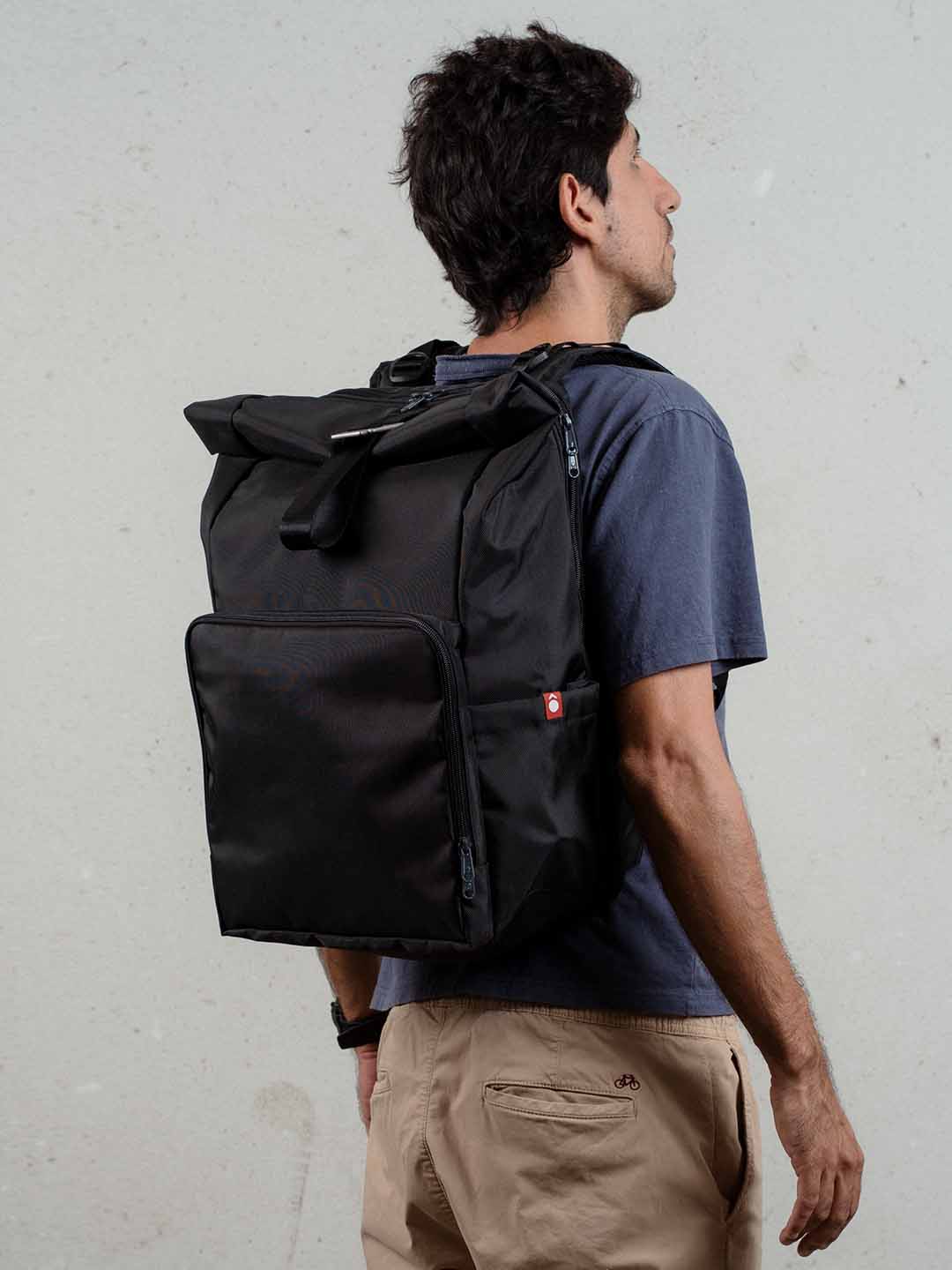 Hombre de espaldas usando morral rolltop Mont 30 litros