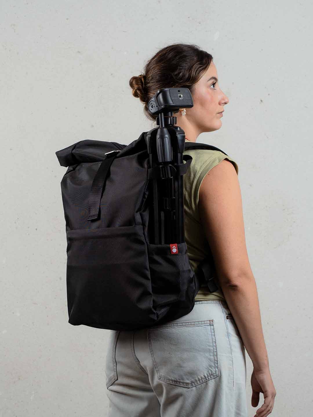 Mujer de Espaldas Usando Morral para Cámara