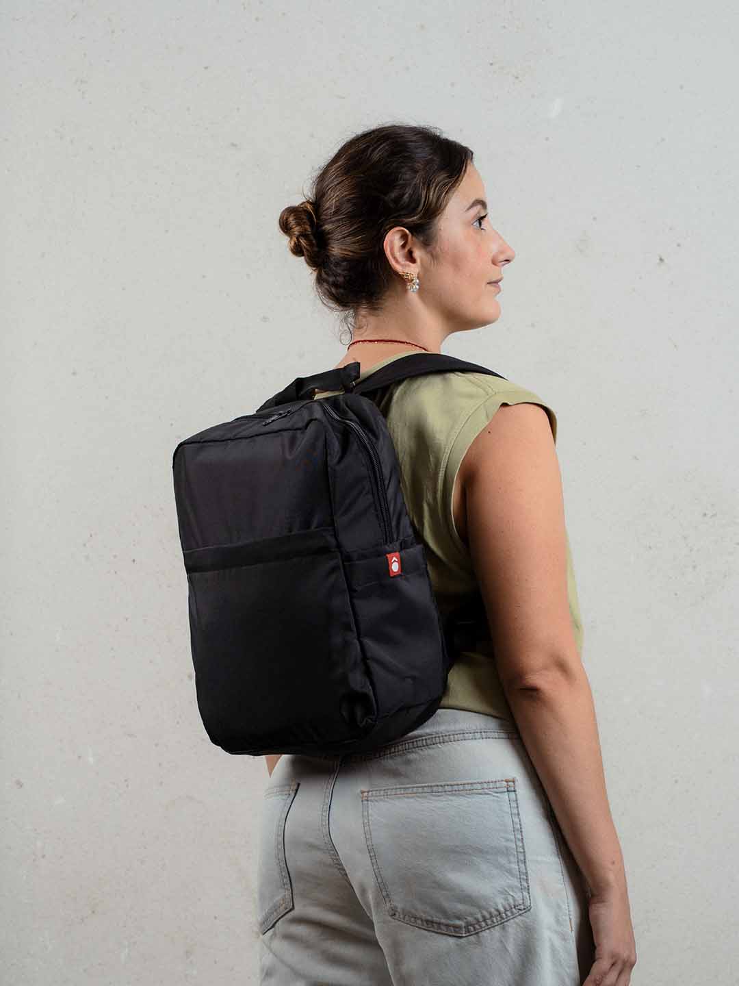 Mujer de espaldas usando Morral compacto Mont 11L