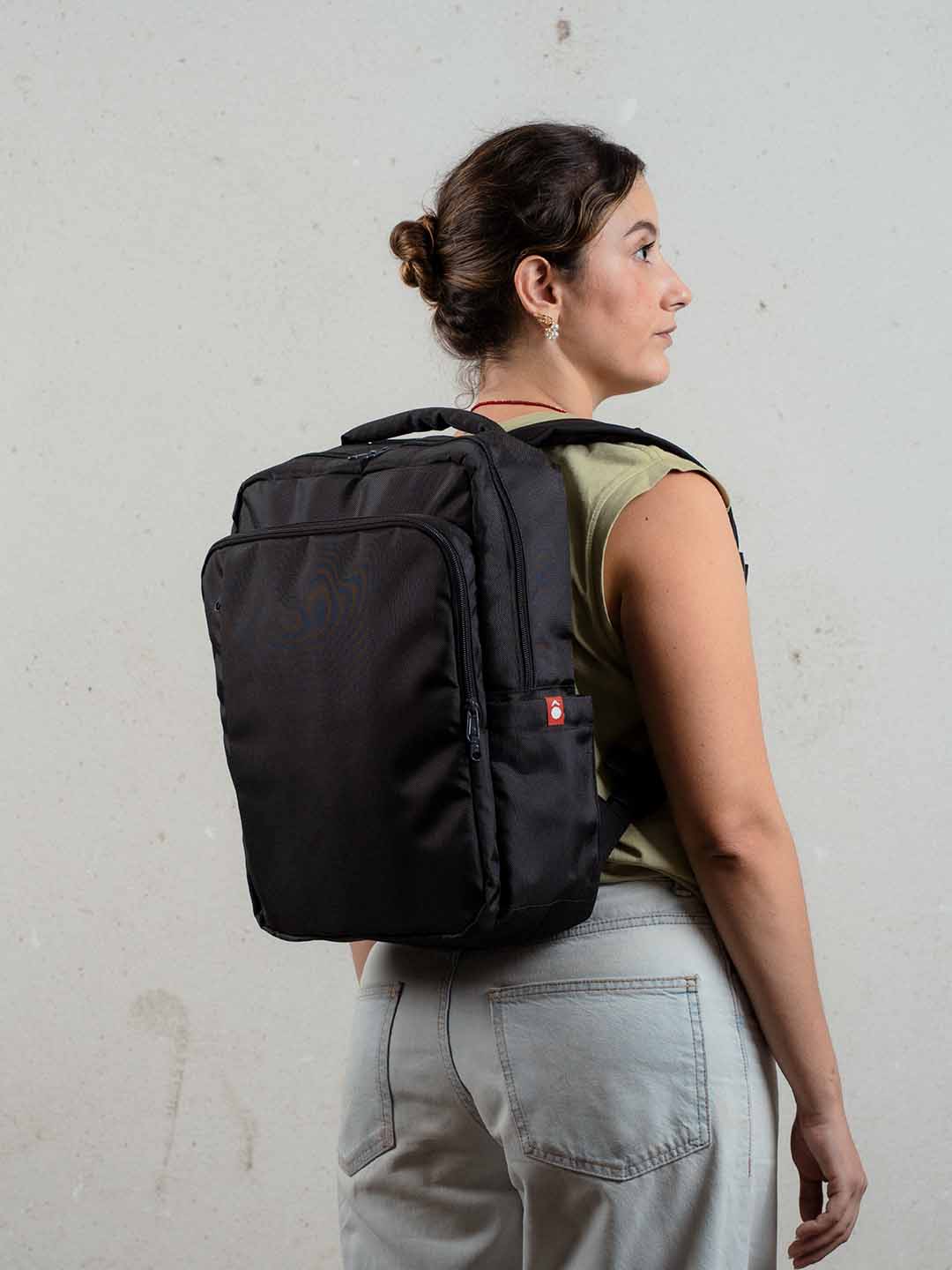 Mujer de espaldas usando Morral porta laptop worker Mont 